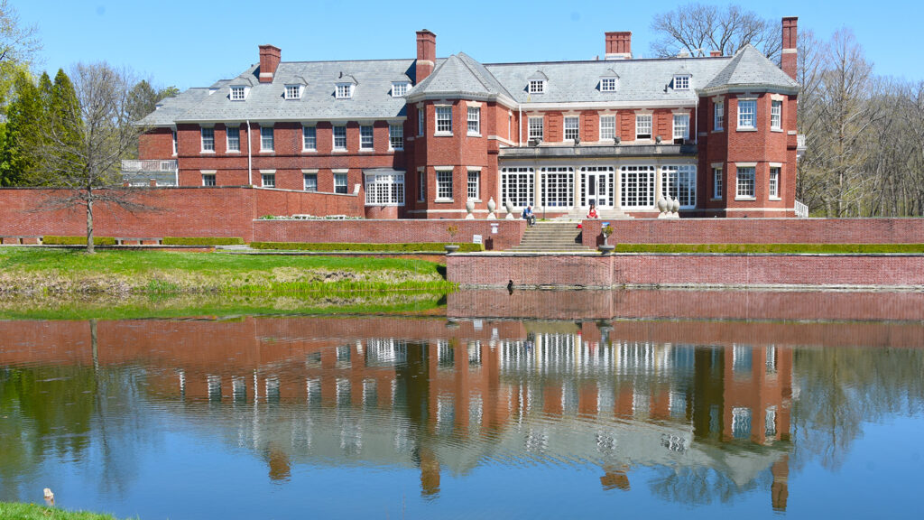 mansion-and-pond-2023_1052-1024x576
